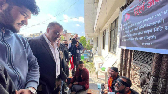 धर्नामा बसेका नेविसंघ कार्यकर्तालाई भेटेर के भने महामन्त्री गगनले?